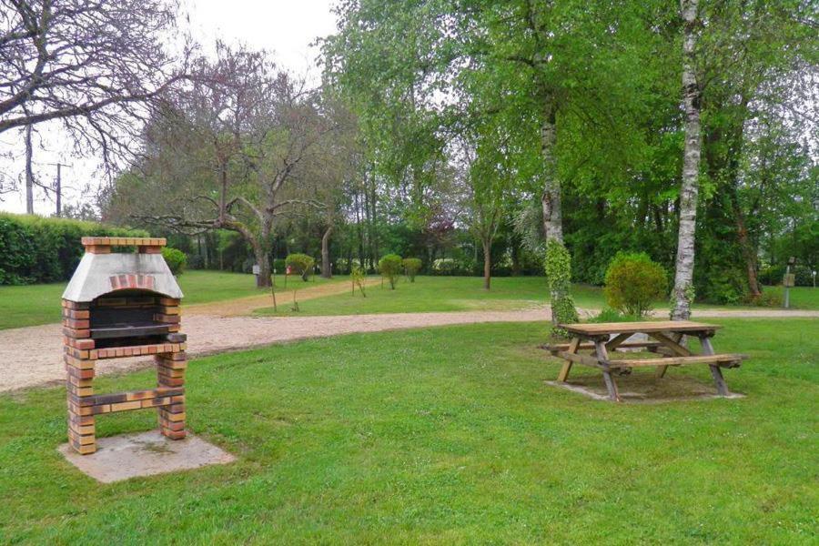 Camping De Baignes Hotel Bagian luar foto
