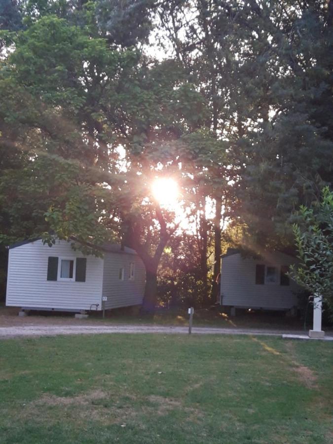 Camping De Baignes Hotel Bagian luar foto