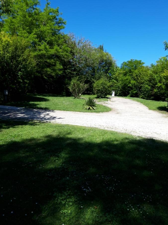 Camping De Baignes Hotel Bagian luar foto