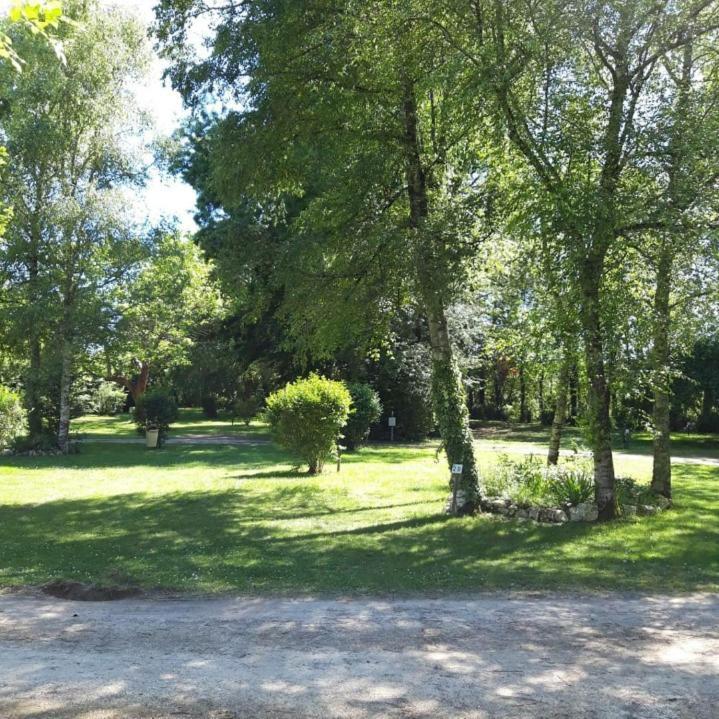 Camping De Baignes Hotel Bagian luar foto